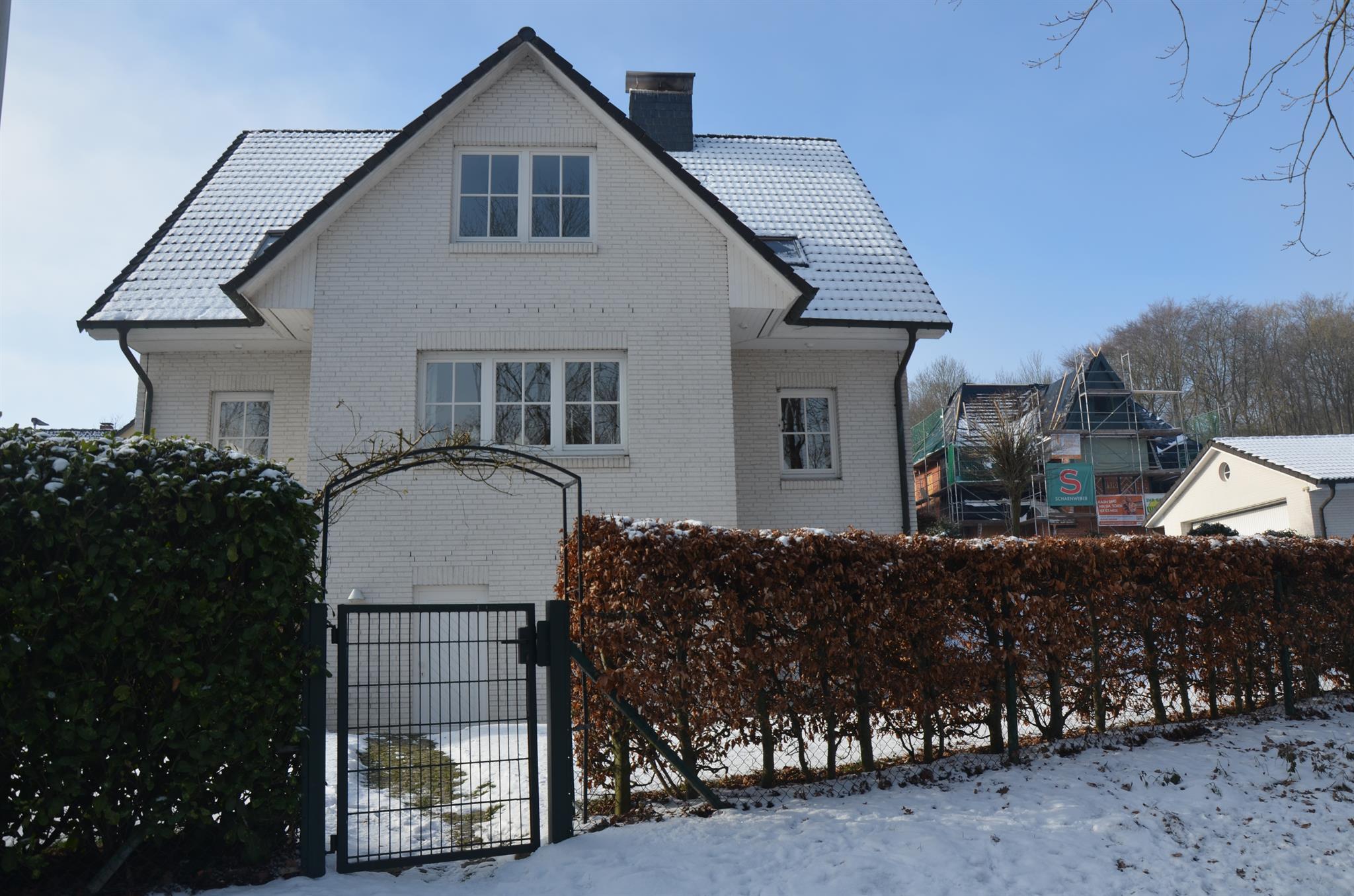 Winter_Haus_Wanderweg_am_See